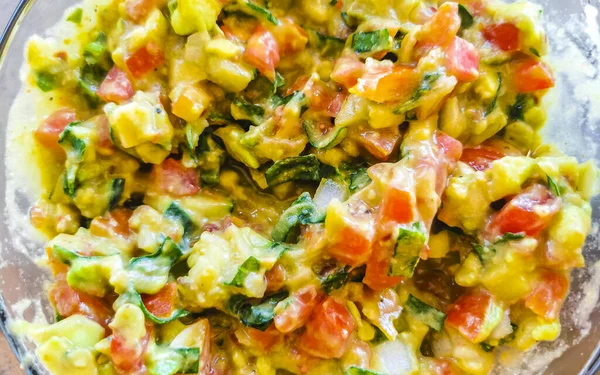 Mexicaanse Keuken Guacamole Salade Met Tomaten Komkommers Avocado Uien Bonen — Stockfoto