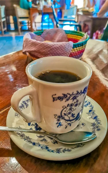 Taza Azul Blanca Con Café Negro Americano Sobre Mesa Madera — Foto de Stock