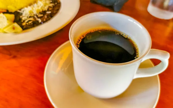 Κύπελλο Americano Μαύρο Καφέ Κουτάλι Και Πιάτο Στο Τραπέζι Και — Φωτογραφία Αρχείου