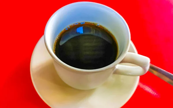 Tazza Caffè Americano Nero Con Cucchiaio Piatto Tavola Rossa Sfondo — Foto Stock