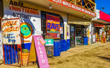 Puerto Escondido Oaxaca Meksika 27. Ocak 2023 İnsanların bulunduğu tipik renkli turist caddesi Zicatela Puerto Escondido Oaxaca Meksika 'daki La Punta' da restoran dükkanları, arabalar ve bar..