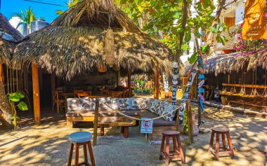 Puerto Escondido Oaxaca Meksika 27. Ocak 2023 İnsanların bulunduğu tipik renkli turist caddesi Zicatela Puerto Escondido Oaxaca Meksika 'daki La Punta' da restoran dükkanları, arabalar ve bar..