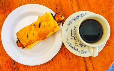 Tipik Meksika yemekleri Tortas Tacos Empanadas Rollos ve Tamales with Coffee in Zicatela Puerto Escondido Oaxaca Meksika.