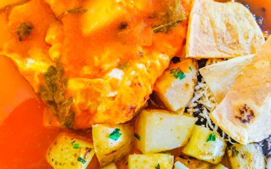 Meksika omleti ve siyah fasulyeli yumurta patates ve beyaz tabakta nachos Zicatela Puerto Oaxaca Meksika 'da El Cafecito' da..