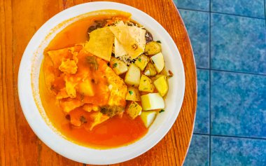 Meksika omleti ve siyah fasulyeli yumurta patates ve beyaz tabakta nachos Zicatela Puerto Oaxaca Meksika 'da El Cafecito' da..