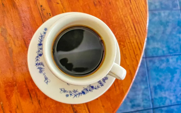 Tazza Blu Bianca Con Caffè Americano Nero Sul Tavolo Legno — Foto Stock