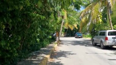 Playa del Carmen 07. Eylül 2022 Tipik cadde yolu ve arabalı şehir merkezi trafik restoranları Quintana Roo Mexico 'daki Playa del Carmen' in insan ve binalarını depoluyor..