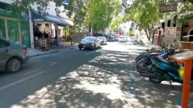 Playa del Carmen 07. Eylül 2022 Tipik cadde yolu ve arabalı şehir merkezi trafik restoranları Quintana Roo Mexico 'daki Playa del Carmen' in insan ve binalarını depoluyor..