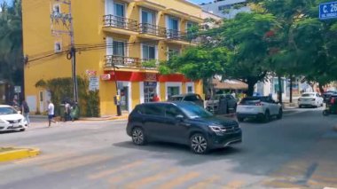 Playa del Carmen 07. Eylül 2022 Tipik cadde yolu ve arabalı şehir merkezi trafik restoranları Quintana Roo Mexico 'daki Playa del Carmen' in insan ve binalarını depoluyor..