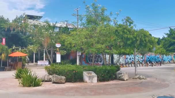 Playa Del Carmen 2022年9月典型的な通りの道路や車の交通レストランのある街並みキンタナ メキシコのプラヤデルカルメンの人々や建物を格納します — ストック動画