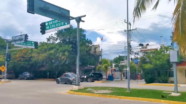 Playa Del Carmen 2022年9月典型的な通りの道路や車の交通レストランのある街並みキンタナ メキシコのプラヤデルカルメンの人々や建物を格納します — ストック動画