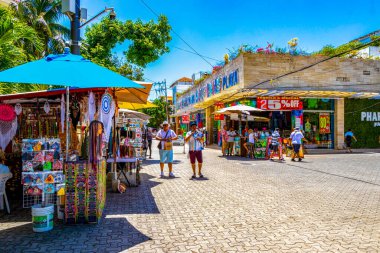 Playa del Carmen 26 numara. Mart 2021 Quinta Bulvarı 'nın Tipik sokak yolu ve şehir manzarası. Restoran dükkanları, Quintana Roo Mexico' daki Playa del Carmen 'in hatıra eşyaları ve binaları..