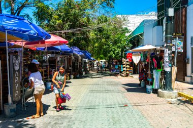 Playa del Carmen 26 numara. Mart 2021 Quinta Bulvarı 'nın Tipik sokak yolu ve şehir manzarası. Restoran dükkanları, Quintana Roo Mexico' daki Playa del Carmen 'in hatıra eşyaları ve binaları..