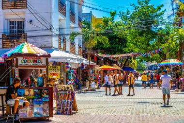 Playa del Carmen 26 numara. Mart 2021 Quinta Bulvarı 'nın Tipik sokak yolu ve şehir manzarası. Restoran dükkanları, Quintana Roo Mexico' daki Playa del Carmen 'in hatıra eşyaları ve binaları..