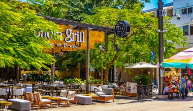 Playa del Carmen 26 numara. Mart 2021 Quinta Bulvarı 'nın Tipik sokak yolu ve şehir manzarası. Restoran dükkanları, Quintana Roo Mexico' daki Playa del Carmen 'in hatıra eşyaları ve binaları..