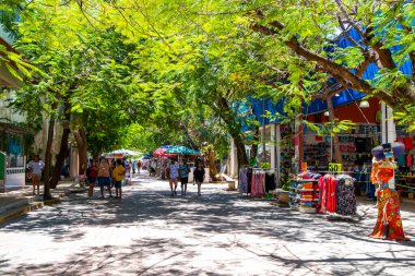 Playa del Carmen 26 numara. Mart 2021 Quinta Bulvarı 'nın Tipik sokak yolu ve şehir manzarası. Restoran dükkanları, Quintana Roo Mexico' daki Playa del Carmen 'in hatıra eşyaları ve binaları..