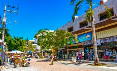 Playa del Carmen 26 numara. Mart 2021 Quinta Bulvarı 'nın Tipik sokak yolu ve şehir manzarası. Restoran dükkanları, Quintana Roo Mexico' daki Playa del Carmen 'in hatıra eşyaları ve binaları..
