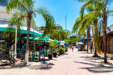 Playa del Carmen 26 numara. Mart 2021 Quinta Bulvarı 'nın Tipik sokak yolu ve şehir manzarası. Restoran dükkanları, Quintana Roo Mexico' daki Playa del Carmen 'in hatıra eşyaları ve binaları..