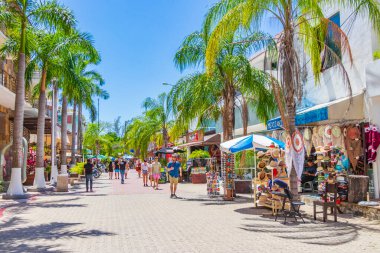 Playa del Carmen 26 numara. Mart 2021 Quinta Bulvarı 'nın Tipik sokak yolu ve şehir manzarası. Restoran dükkanları, Quintana Roo Mexico' daki Playa del Carmen 'in hatıra eşyaları ve binaları..