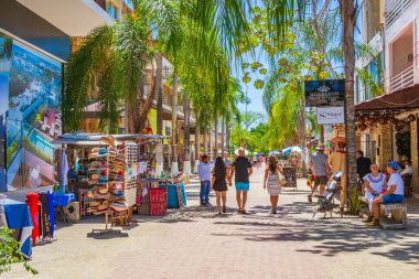 Playa del Carmen 26 numara. Mart 2021 Quinta Bulvarı 'nın Tipik sokak yolu ve şehir manzarası. Restoran dükkanları, Quintana Roo Mexico' daki Playa del Carmen 'in hatıra eşyaları ve binaları..