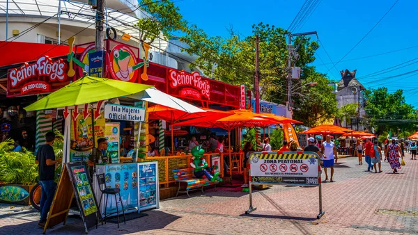 プラヤ カルメン26 2021年3月La Quintana Avenidaの典型的な通りの道路と街並みレストランショップで人々のお土産や建物を販売しています — ストック写真