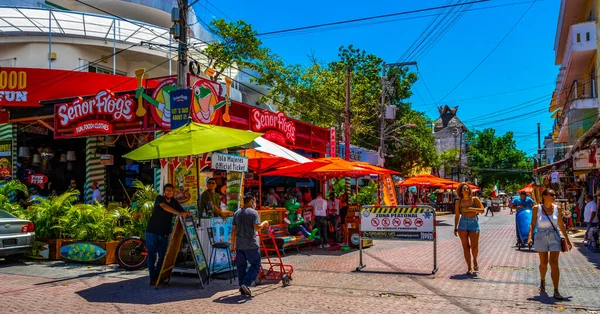 プラヤ カルメン26 2021年3月La Quintana Avenidaの典型的な通りの道路と街並みレストランショップで人々のお土産や建物を販売しています — ストック写真