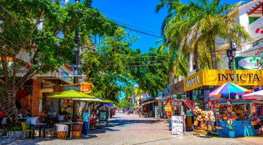 Playa del Carmen 26 numara. Mart 2021 Quinta Bulvarı 'nın Tipik sokak yolu ve şehir manzarası. Restoran dükkanları, Quintana Roo Mexico' daki Playa del Carmen 'in hatıra eşyaları ve binaları..