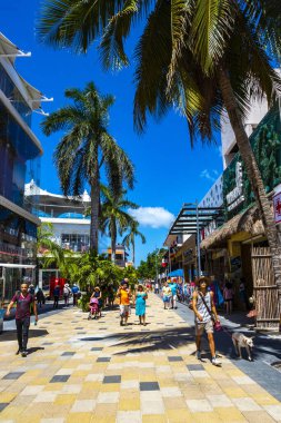Playa del Carmen 26 numara. Mart 2021 Quinta Bulvarı 'nın Tipik sokak yolu ve şehir manzarası. Restoran dükkanları, Quintana Roo Mexico' daki Playa del Carmen 'in hatıra eşyaları ve binaları..