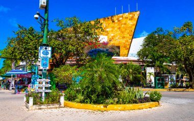 Playa del Carmen 26 numara. Mart 2021 Quinta Bulvarı 'nın Tipik sokak yolu ve şehir manzarası. Restoran dükkanları, Quintana Roo Mexico' daki Playa del Carmen 'in hatıra eşyaları ve binaları..