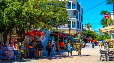 Playa del Carmen 26 numara. Mart 2021 Quinta Bulvarı 'nın Tipik sokak yolu ve şehir manzarası. Restoran dükkanları, Quintana Roo Mexico' daki Playa del Carmen 'in hatıra eşyaları ve binaları..