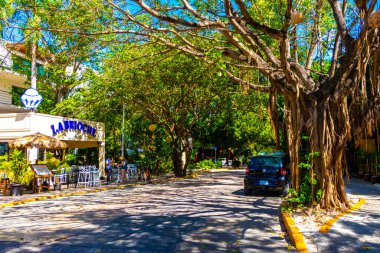 Playa del Carmen 26 numara. Mart 2021 Quinta Bulvarı 'nın Tipik sokak yolu ve şehir manzarası. Restoran dükkanları, Quintana Roo Mexico' daki Playa del Carmen 'in hatıra eşyaları ve binaları..