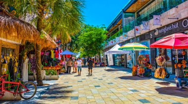 Playa del Carmen 26 numara. Mart 2021 Quinta Bulvarı 'nın Tipik sokak yolu ve şehir manzarası. Restoran dükkanları, Quintana Roo Mexico' daki Playa del Carmen 'in hatıra eşyaları ve binaları..