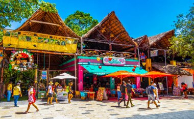 Playa del Carmen 26 numara. Mart 2021 Quinta Bulvarı 'nın Tipik sokak yolu ve şehir manzarası. Restoran dükkanları, Quintana Roo Mexico' daki Playa del Carmen 'in hatıra eşyaları ve binaları..