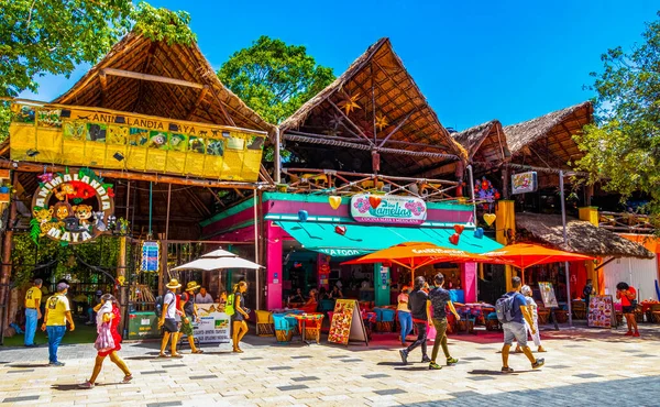 Playa del Carmen 26 numara. Mart 2021 Quinta Bulvarı 'nın Tipik sokak yolu ve şehir manzarası. Restoran dükkanları, Quintana Roo Mexico' daki Playa del Carmen 'in hatıra eşyaları ve binaları..