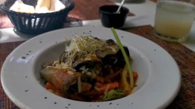 Playa del Carmen Quintana Roo Mexico 'daki PapaCharly Papa Charly restoranında bir fincan siyah americano kahveli ekmek suyu yemeği ve içecek..