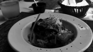 Playa del Carmen Quintana Roo Mexico 'daki PapaCharly Papa Charly restoranında bir fincan siyah americano kahveli ekmek suyu yemeği ve içecek..