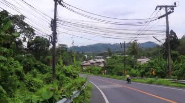Thalang Phuket Tayland 14. Ekim 2018 Phuket Adası Tayland 'da Naithon Sahili' nde orman ormanı ve dağ evleri inşa eden sokak arabalarıyla manzara ve şehir manzarası.