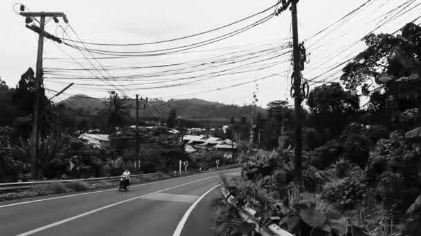 タランプーケット14 2018年10月白と黒のHd道路の車で風景やパノラマの街並みのビデオプーケット島のナイトンビーチに家の森のジャングルの自然と山を構築タイ — ストック動画