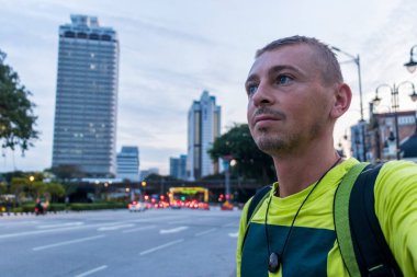 Turist gezgini, Kuala Lumpur Malezya, Güneydoğu Asya 'daki şehir manzarası binaları ve gökdelenlerle selfie çekiyor..