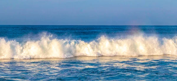 Zicatela Puerto Escondo Oaxacaメキシコのビーチで非常に大きな強力なサーファーの波 — ストック写真