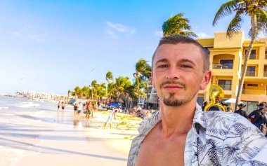 Erkek turist. Playa del Carmen Quintana Roo Mexico sahilinde selfie çeken adam..
