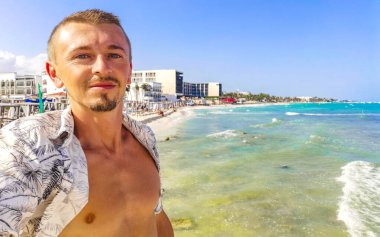 Erkek turist. Playa del Carmen Quintana Roo Mexico sahilinde selfie çeken adam..