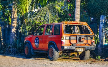 Puerto Escondido Oaxaca Meksika 08. Ocak 2023 Porto Escondido Zicatela Oaxaca Meksika 'da çeşitli Meksikalı kamyonet vagonları 4x4 off-road araçları.