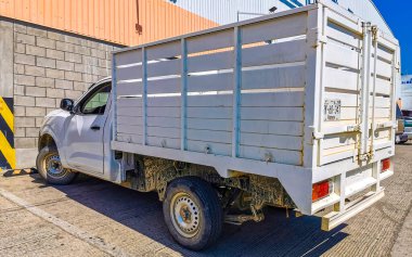 Puerto Escondido zicatela Oaxaca Meksika 16. Ocak 2023 Porto Escondido zicatela Oaxaca Meksika 'da 4x4 off-road araçlı çeşitli Meksika nakliye kamyonları.