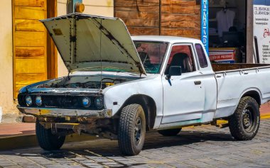 Puerto Escondido Oaxaca Meksika 16. Ocak 2023 Porto Escondido Zicatela Oaxaca Meksika 'da çeşitli Meksikalı kamyonet vagonları 4x4 off-road araçları.