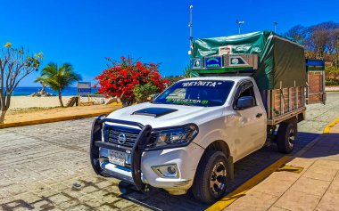 Puerto Escondido zicatela Oaxaca Meksika 27. Ocak 2023 Porto Escondido zicatela Oaxaca Meksika 'da 4x4 off-road araçlı çeşitli Meksika nakliye kamyonları.