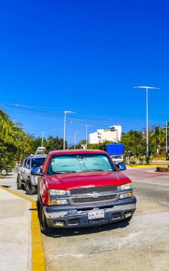 Puerto Escondido Oaxaca Meksika 27. Ocak 2023 Porto Escondido Zicatela Oaxaca Meksika 'da çeşitli Meksikalı kamyonet vagonları 4x4 off-road araçları.