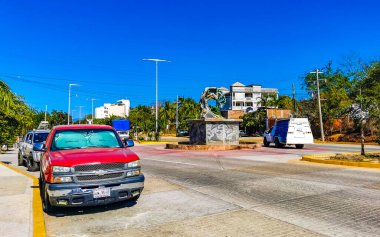 Puerto Escondido Oaxaca Meksika 27. Ocak 2023 Porto Escondido Zicatela Oaxaca Meksika 'da çeşitli Meksikalı kamyonet vagonları 4x4 off-road araçları.