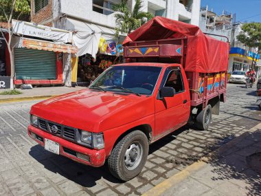 Puerto Escondido zicatela Oaxaca Meksika 27. Ocak 2023 Porto Escondido zicatela Oaxaca Meksika 'da 4x4 off-road araçlı çeşitli Meksika nakliye kamyonları.