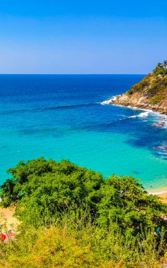 Kumsal turkuvaz mavi su kayaları kaya kayaları palmiye ağaçları büyük sörfçü dalgaları ve Puerto Escondido Oaxaca 'daki Playa Carrizalillo plajı manzarası.